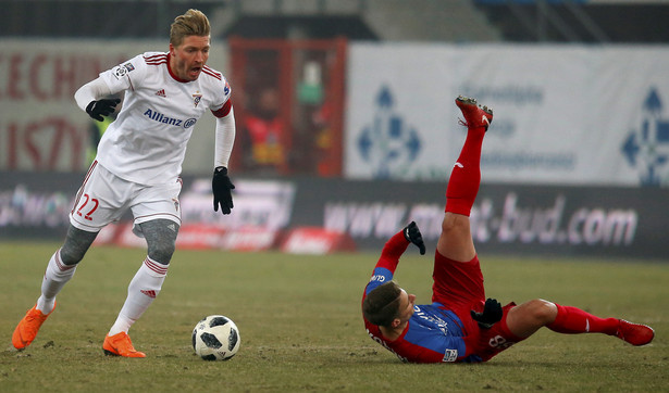 Ekstraklasa: Skandal w Gliwicach. Chuligani wbiegli na boisko i przerwali mecz Piast - Górnik