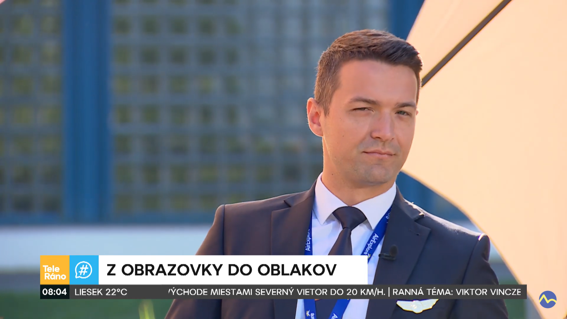 Moderátor Viktor Vincze v uniforme pre pilotov.