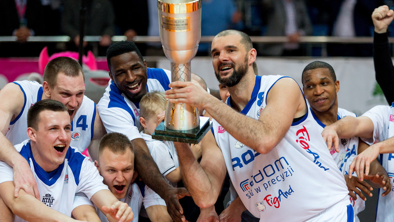 Daniel Szymkiewicz był jednym z wyróżniających się koszykarzy Rosy w finałowym turnieju Pucharu Polski w Dąbrowie Górniczej, zakończonym zwycięstwem klubu z Radomia. - Przyjechaliśmy tu, żeby wygrać, jesteśmy szczęśliwi - powiedział PAP.