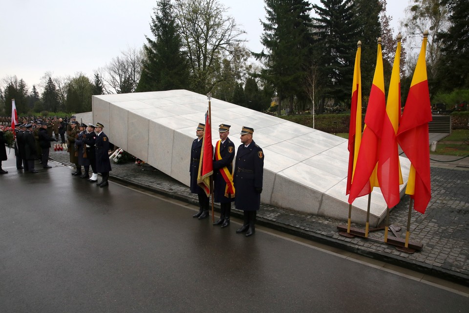 Uroczystości zorganizowane przez Urząd m.st. Warszawy pod pomnikiem ofiar na Cmentarzu Wojskowym na Powązkach