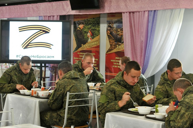 Cetăţenii ruşi chemaţi în timpul mobilizării parţiale încep pregătirea militară la Rostov, Rusia, pe 2 octombrie 2022.