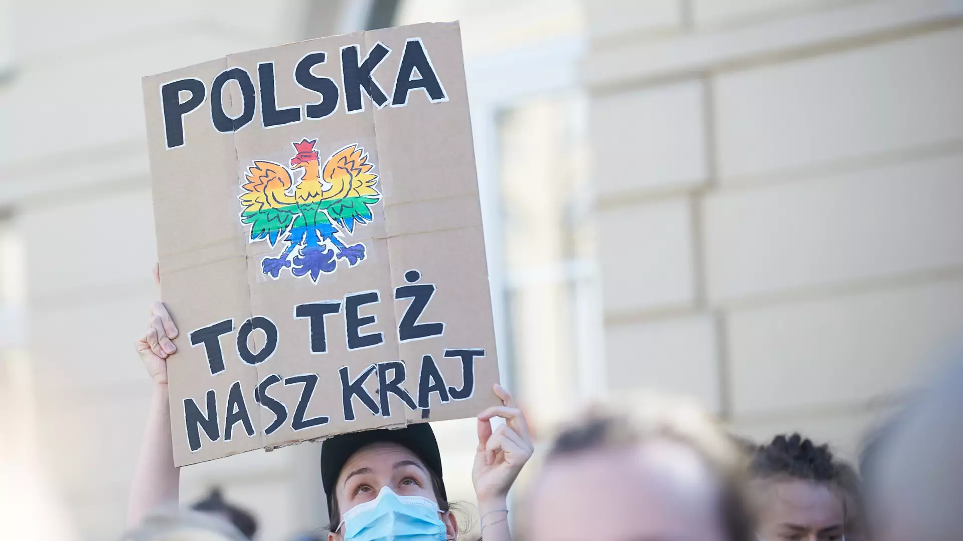 "Praw się nie dostaje, o prawa się walczy". Manifestacja i wielka tęcza na Krakowskim Przedmieściu