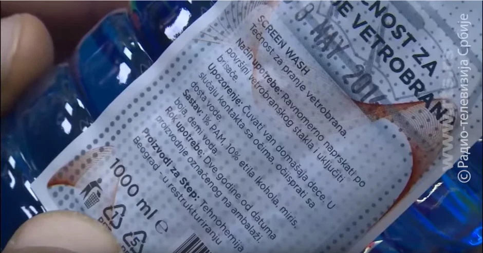 Da se ne bi smrzavala na niskim temperaturama, tečnost sadrži etil alkohoh