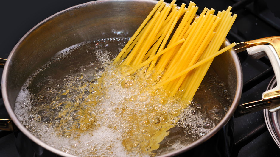 Gotowanie makaronu spaghetti - Matteo Dini/stock.adobe.com