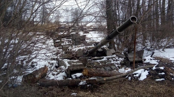 Wojna w Ukrainie. Rosyjska kolumna czołgów utknęła w błocie  [RELACJA NA ŻYWO]