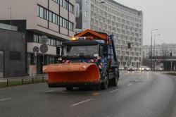 Alerty IMGW dla 14 województw. Marznący deszcz, gołoledź i silny wiatr