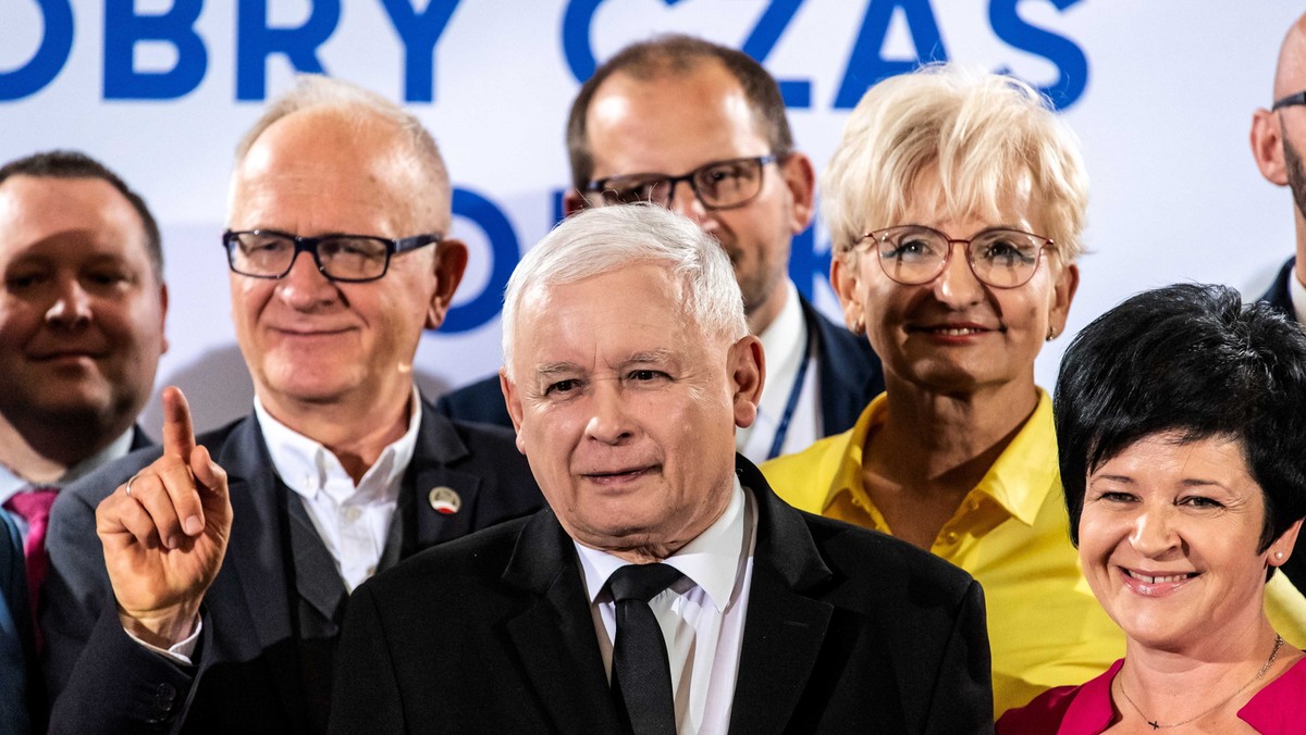 Schetyna o powiązaniu funduszy z praworządnością. Kaczyński komentuje