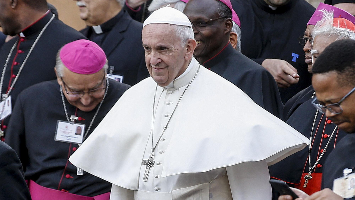 Papież Franciszek oświadczył na zakończenie synodu biskupów na temat młodzieży, że Kościół przeżywa "trudny moment". - Musimy go bronić - dodał.