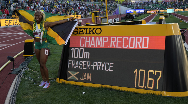 Az aranyérmes jamaicai Shelly-Ann Fraser-Pryce ünnepel a nők 100 méteres sprintversenyének eredményhirdetésén az Oregon államban rendezett eugene-i szabadtéri atlétikai világbajnokságon / Fotó: MTI/AP/David J. Phillip