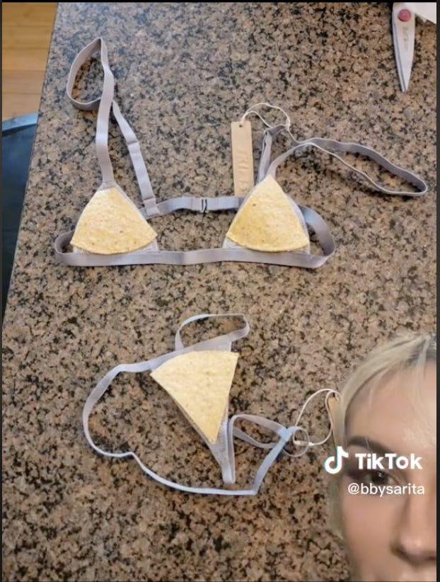 Une photo de la bralette et du micro string Skims du compte TikTok de @bbysarita.bbysarita/TIkTok