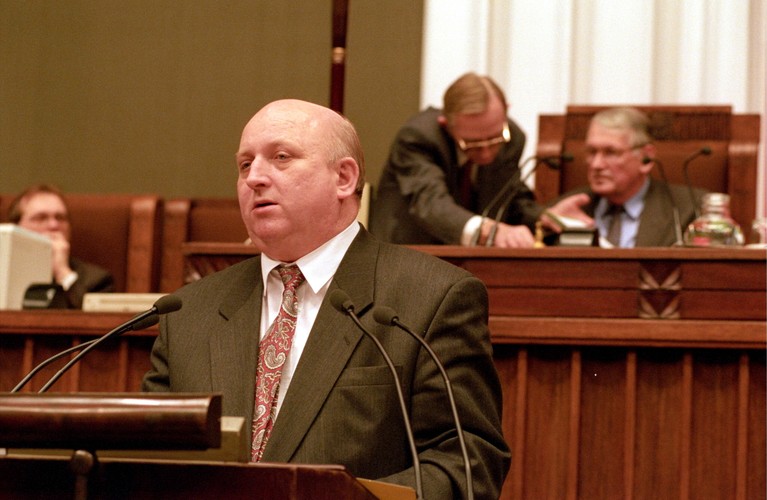 Tuż przed odejściem ze stanowiska ówczesny minister spraw wewnętrznych Andrzej Milczanowski oskarżył w Sejmie premiera Józefa Oleksego o szpiegostwo na rzecz Rosji. Minister opierał się na materiałach zgromadzonych przez Urząd Ochrony Państwa, w których pojawiał się agent o kryptonimie „Olin”. Sprawa była niejednoznaczna, tym bardziej, że Oleksy przyznał się do znajomości z oficerem rosyjskiego wywiadu Władimirem Ałganowem. Kilka miesięcy później prokuratura wojskowa oczyściła Oleksego z zarzutów. W efekcie afery Oleksy pod koniec stycznia podał się do dymisji, a premierem został Włodzimierz Cimoszewicz. Nie wpłynęła ona wówczas znacząco na notowania obozu postkomunistycznego.