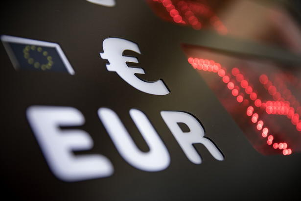 Kursy walut: Złoty we wtorek stracił do euro, dolara i franka