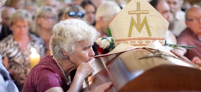 Uroczystości pogrzebowe kardynała Macharskiego. Modlitwy przy trumnie. "Był taki dobry i skromny" [ZDJĘCIA]
