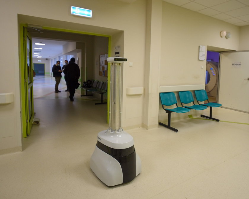 Robot zabójca wirusów w szpitalu w Łodzi.