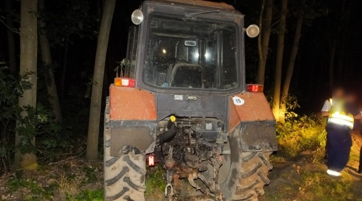 A traktor az erdőben kötött ki / Fotó: police.hu