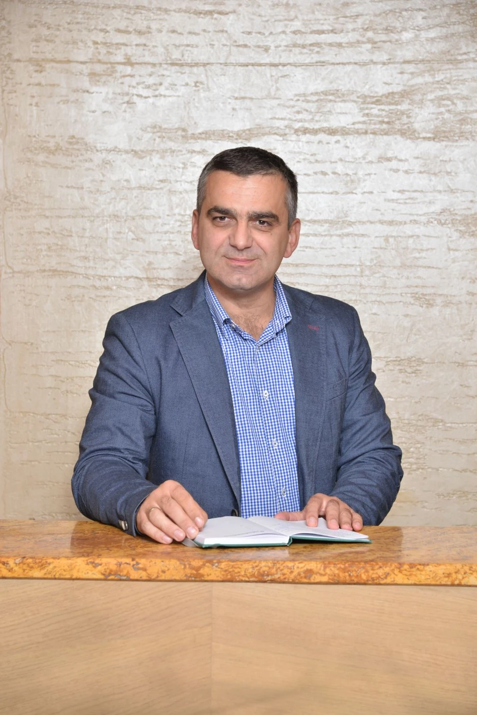 Dr Aleksandar Leposavić