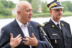 Minister spraw wewnętrznych i administracji Joachim Brudziński (L) i komendant główny Państwowej Straży Pożarnej gen. brygadier Leszek Suski 