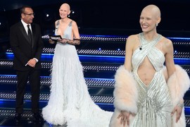 Bori se sa RAKOM i ponosno POKAZUJE OŽILJKE: Boginja lepote posle HEMOTERAPIJE izašla na scenu Sanrema, četiri spektakularne haljine pojam italijanskog glamura