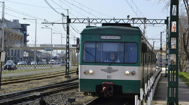 Egész Szilveszter éjjel járnak a 2-es, a 3-as és a 4-es metrót, a HÉV-ek, valamint az 5-ös, a 7-es, a 8E és a 9-es buszok  / Fotó: MTI