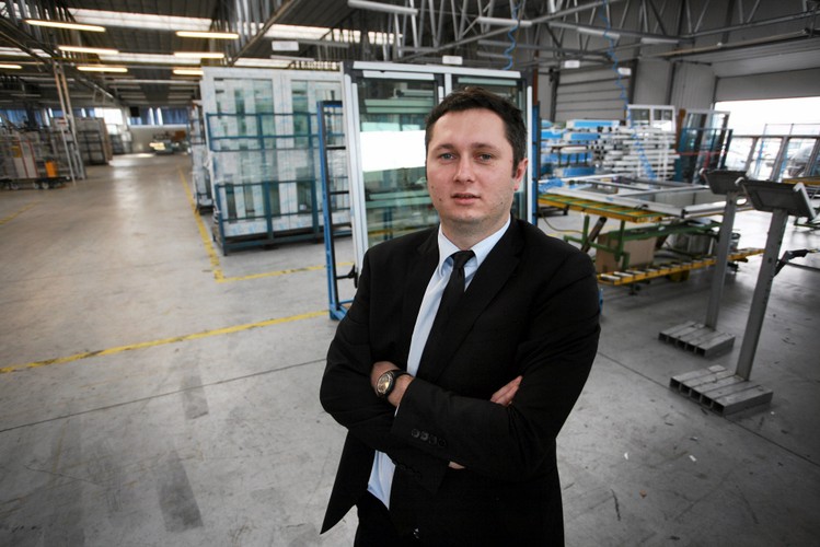 <b>Mikołaj Placek - ma 39 lat i jego majątek szacuje się na około 240 mln zł</b>
<br>
<br>
Jest współwłaścicielem firmy Oknoplast, która znajduje się w pierwszej piątce największych producentów okien z PCW w Europie i sponsoruje między innymi Inter Mediolan.
<br>
<br>
Firmę założył ojciec Mikołaja, Adam Placek, a jego syn przejął ją w 2004 roku.