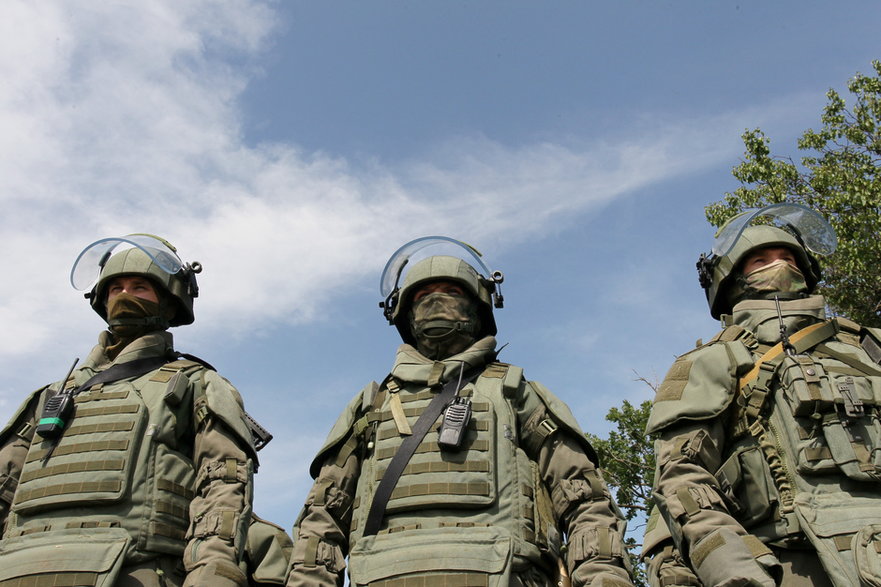 Rosyjscy żołnierze w Nowoazowsku w obwodzie donieckim na Ukrainie, 23 czerwca 2023 r.