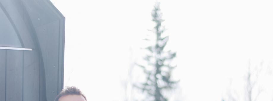Michał i Magdalena Makowscy prowadzą fińską wioskę Kalevala w Borowicach. Oferujeą noclegi w lapońskich namiotach, biesiady w tradycyjnej fińskiej saunie, możliwość interakcji z reniferami i psami husky oraz warsztaty edukacyjne według metodyki szkoły fińskiej
