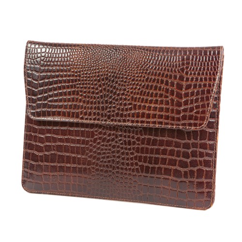 Skórzana teczka przypominająca skórę z krokodyla