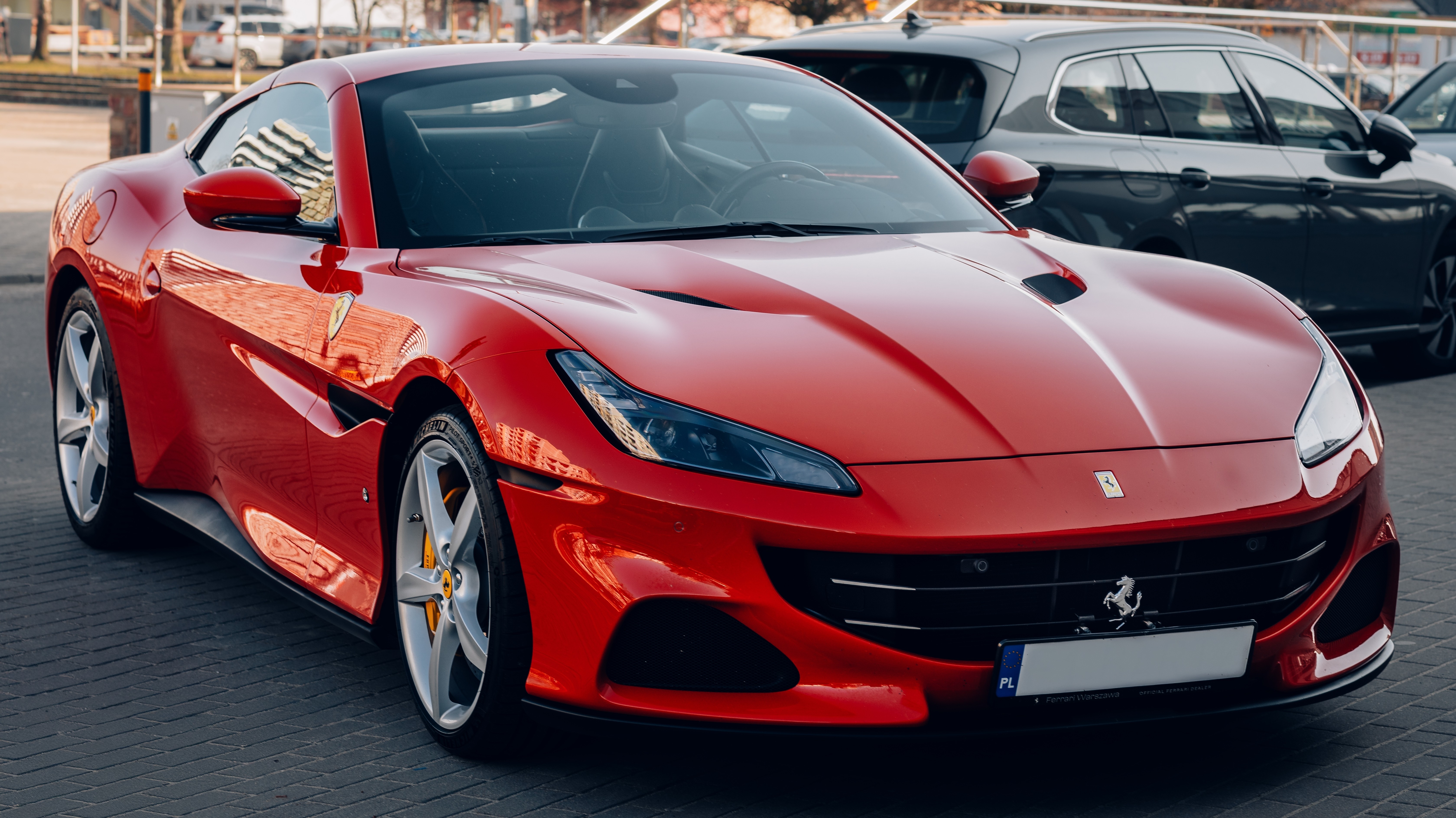 Șofer „fără venituri”, prins în timp ce gonea cu un Ferrari Portofino de 210.000 de euro. Un control rutier a scos la iveală o fraudă uriașă, în Franța