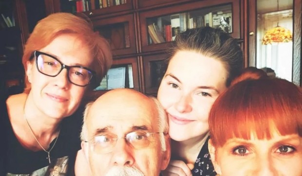 Kornelije Kovač sa suprugom i ćerkama