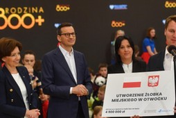 Mateusz Morawiecki, Marlena Maląg, prezydent Otwocka Jarosław Margielski i Anita Czerwińska na obchodach Międzynarodowego Dnia Rodzin. Otwock, 15 maja 2023 r.