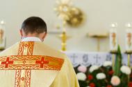 ksiądz młody kleryk stuła msza krzyż ślub kobieta romans kościół katolicki 