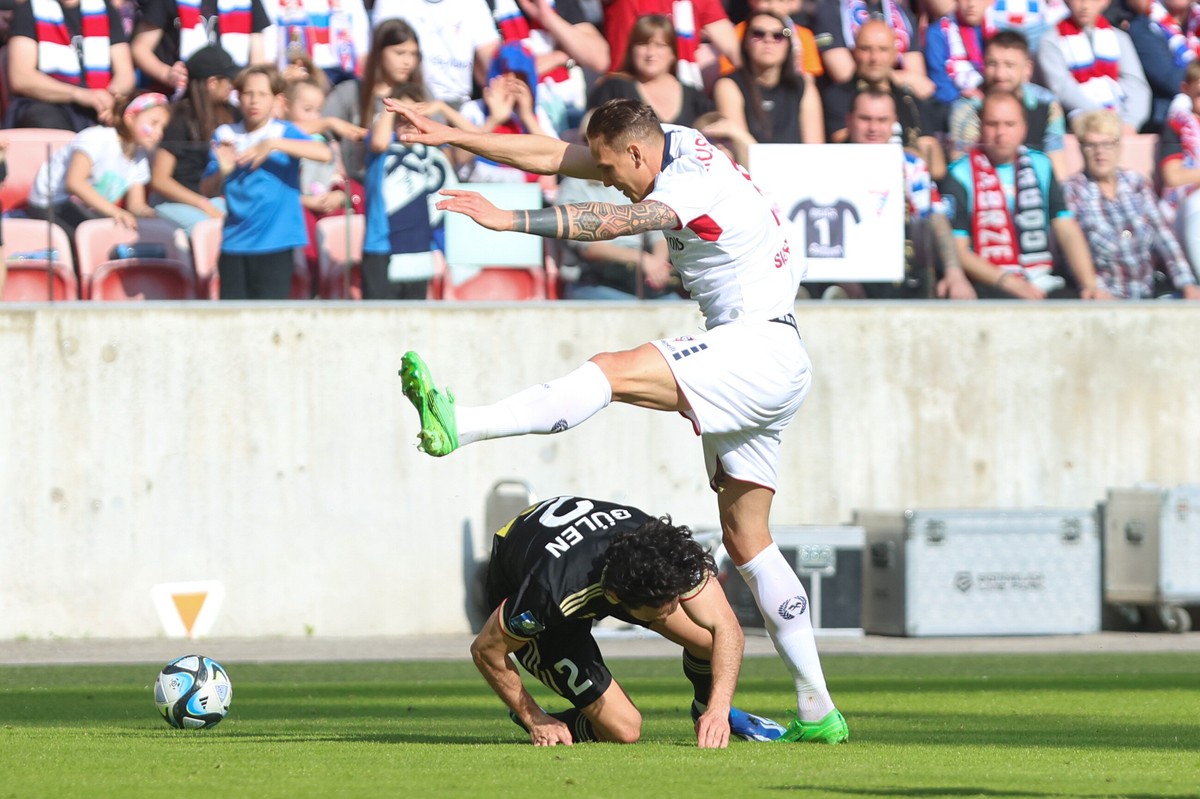 Piłkarz Górnika Zabrze Sebastian Musiolik (P) i Levent Gulen (L) z ŁKS Łódź podczas meczu Ektraklasy