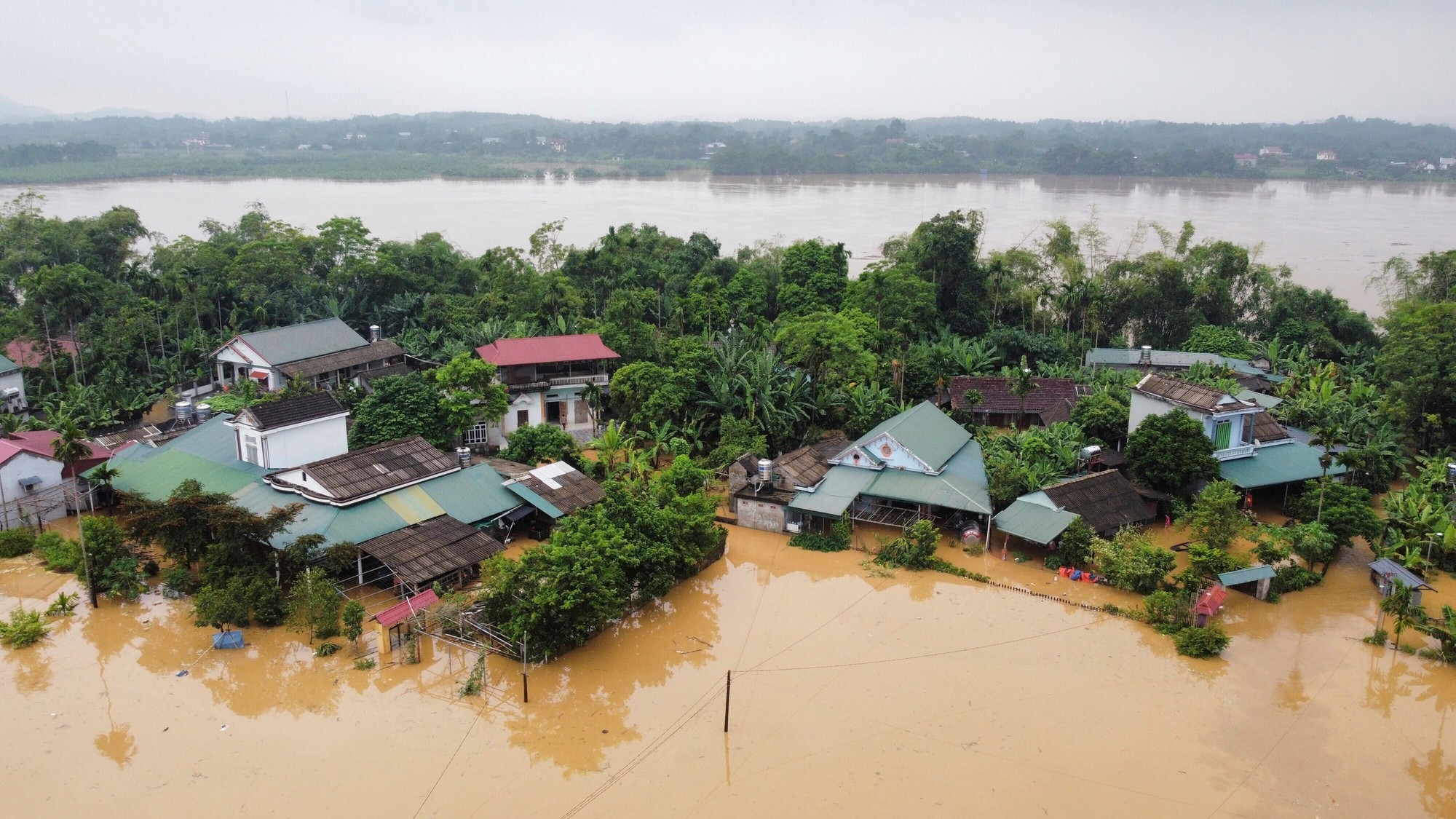 Počet obetí tajfúnu Jagi, ktorý sa prehnal časťami severného Vietnamu, stúpol.