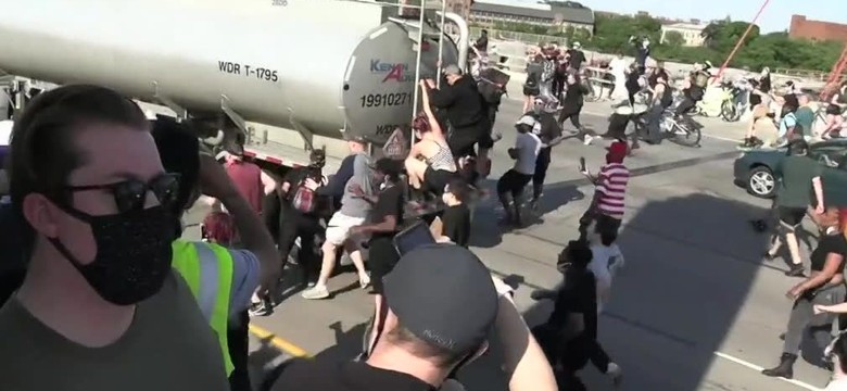 Śmierć George'a Floyda: Cysterna wjechała w tłum protestujących w Minneapolis