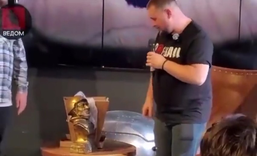 Vladlen Tatarski sa statuom u kojoj se nalazi eksploziv