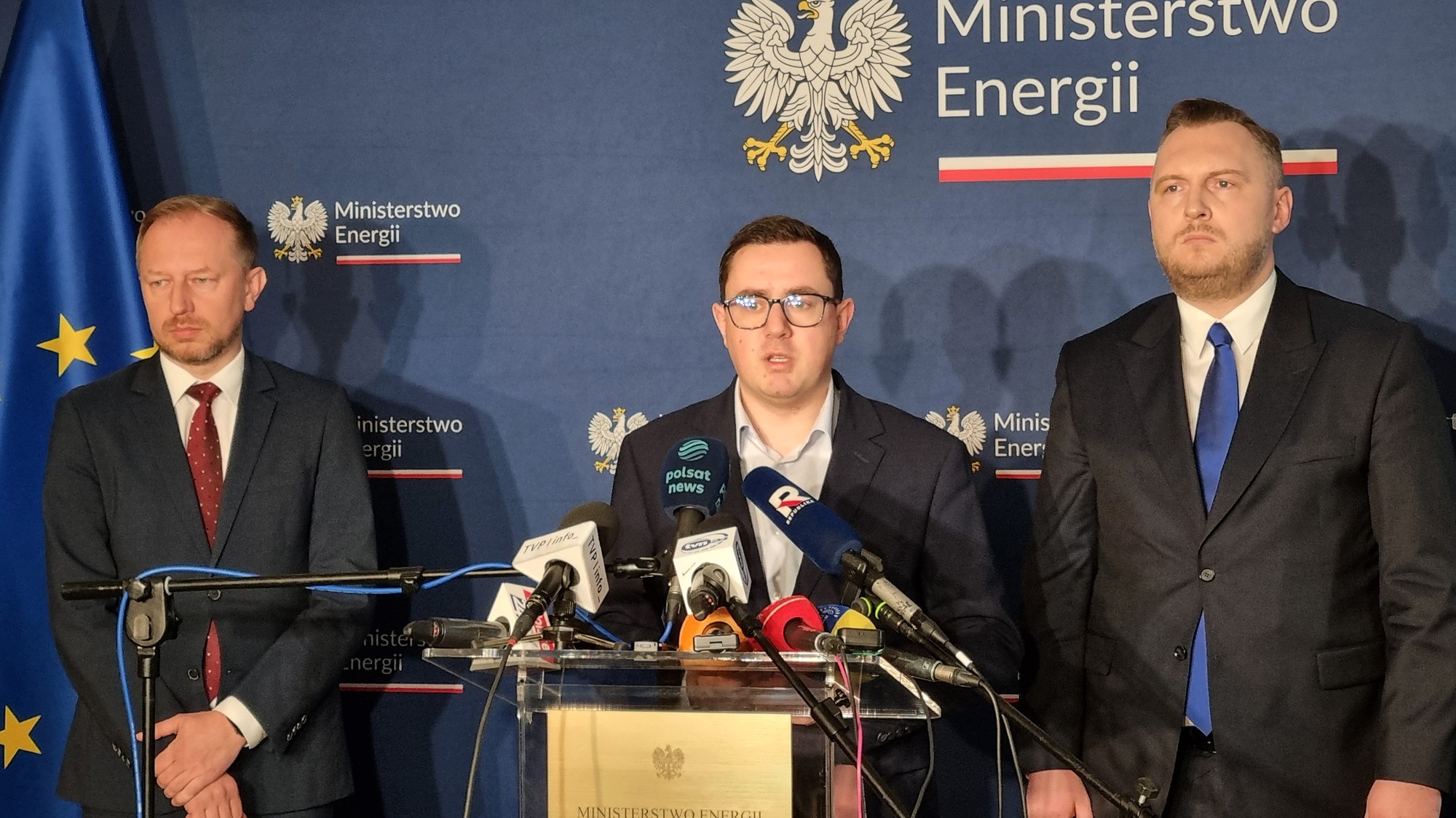 Zľava štátny tajomník ministerstva energetiky Poľska Wojciech Wrochna, poľský minister energetiky Milosz Motyka a námestník ministra energetiky Poľska Konrad Wojnarowski.