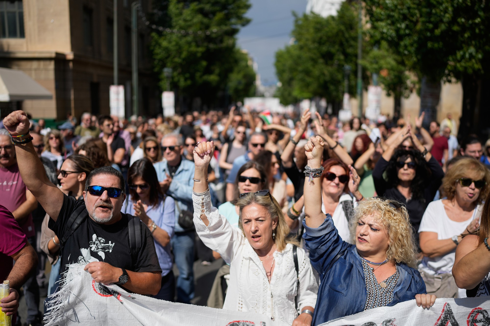 Protesty v Grécku pokračujú. 