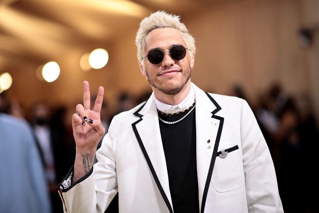 Ki az a Pete Davidson? És miért vannak odáig érte Hollywood legszebb és leghíresebb női?