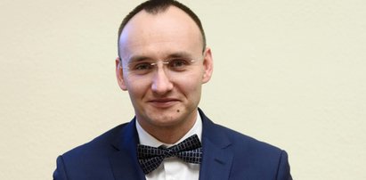 Mikołaj Pawlak podpalił brata. Niewygodna historia Rzecznika Praw Dziecka wypłynęła na radiowej antenie. Jest nagranie!