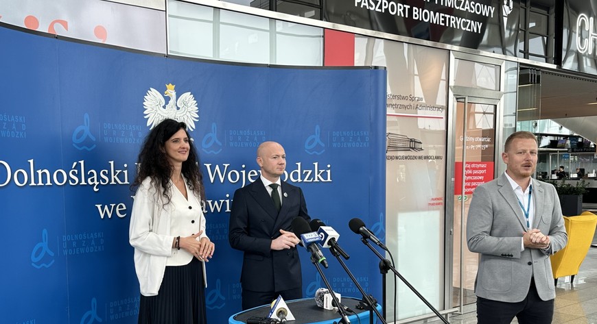 - Dolnośląski Urząd Wojewódzki konsekwentnie rozwija sieć punktów paszportowych w regionie. Teraz rozbudowujemy punkt na lotnisku, który od maja obsłużył ponad 700 osób - podkreśla Anna Żabska, wojewoda dolnośląska.