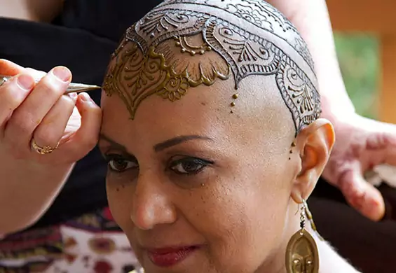 Walka z rakiem jeszcze nigdy nie była tak piękna: jak henna pomaga pacjentkom poradzić sobie z utratą włosów