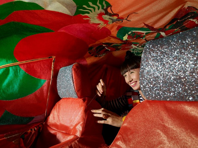 Tak jak najlepsze modelki, Spark ma w sobie urodę i pewność siebie, pozwalające mu prezentować śmiałe kolekcje”, mówi Mischa Woeste z domu mody Smeilinener