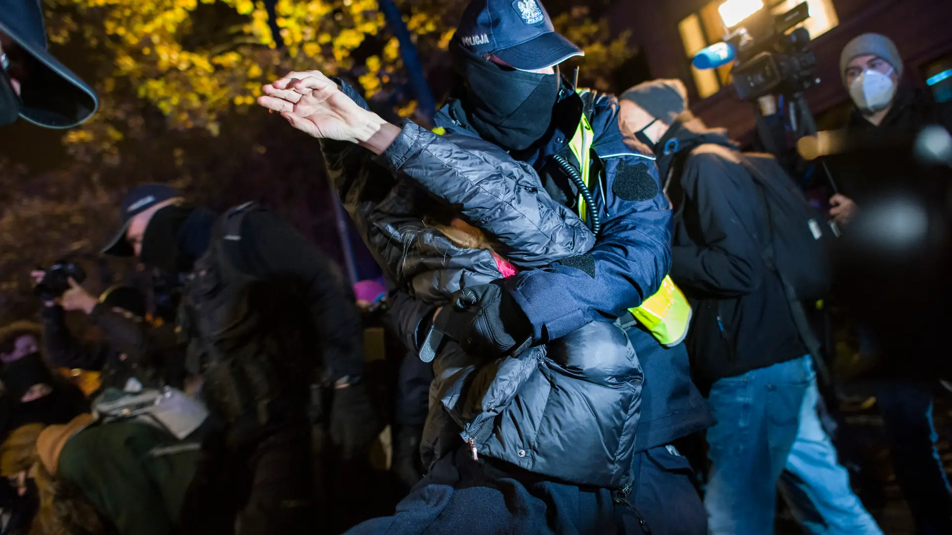 Protestują do końca, bez względu na brutalność policji, gaz i urazy. Krzyczą: zróbmy rewolucję!