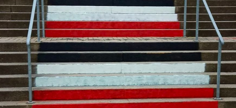 "Szok w szkole". Tęczowe schody przemalowane na kolory flagi Rzeszy