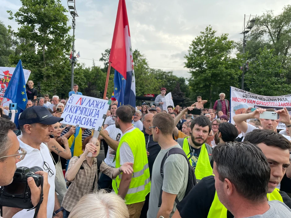 Redari su razdvojili demonstrante sa transparentom podrške Srbima na Kosovu od onih sa zastavom Ukrajine