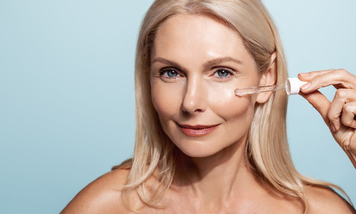60-latki wykupują po dwie buteleczki tego serum. To prawdziwy lifting w płynie