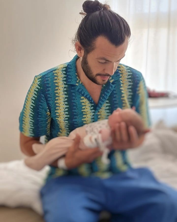 Partner Cifrovej s ich dcérkou.
