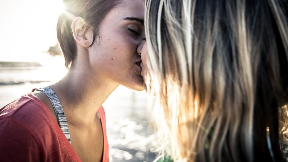 Biseksualne kobiety traktuje się jako „lesby light” albo „lgbt light”