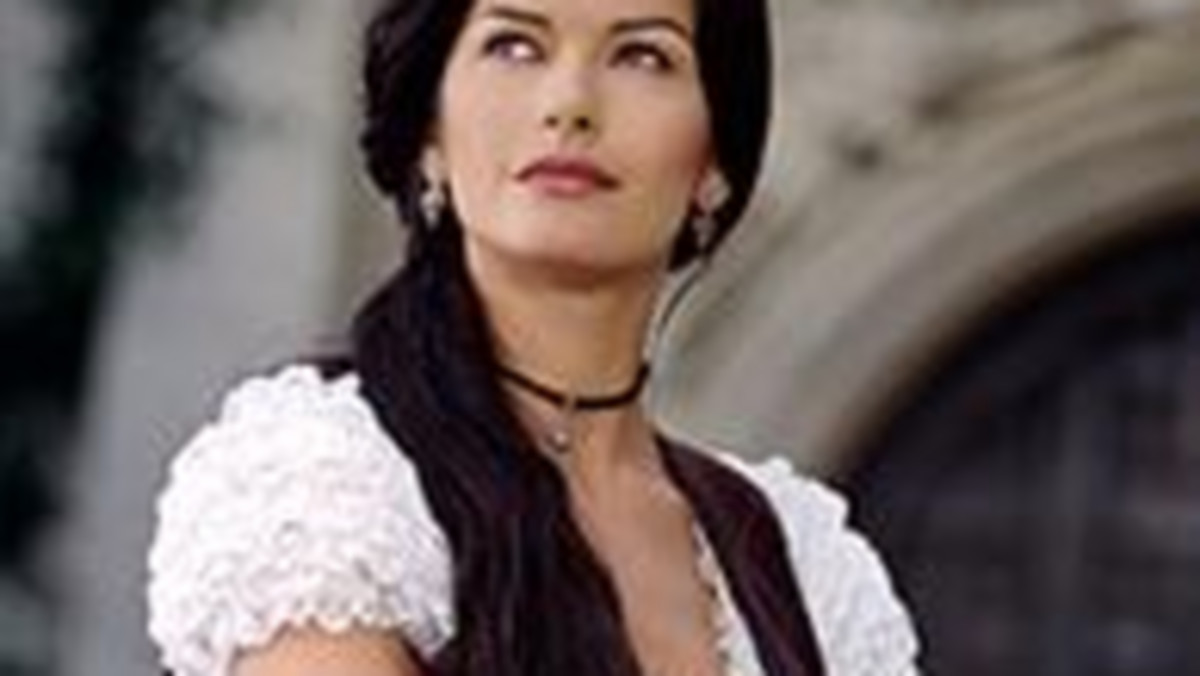 Ulegając perswazji Antonio Banderasa, Catherine Zeta-Jones zgodziła się jeszcze raz przywdziać gorset i koronki w sequelu filmu "Maska Zorro".