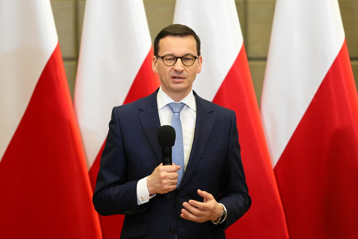 Morawiecki, Brudziński, Boniek i Bańka przy "okrągłym stole" chcą rozprawić się z kibolami